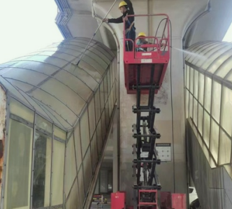 剪叉式升降平台车参与天津地铁站厅清洁工作