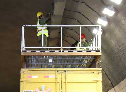 隧道施工照明设备安装使用升降平台车